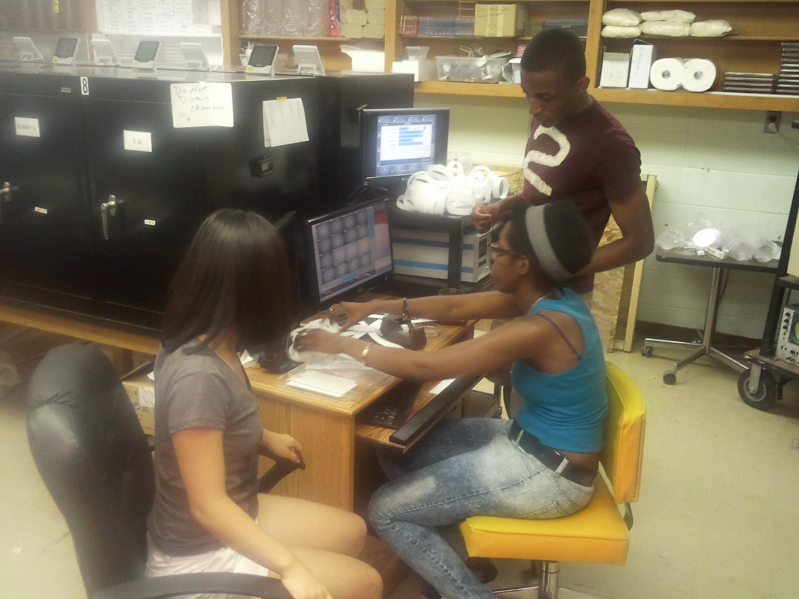 Jessica and Emma in LP Lab