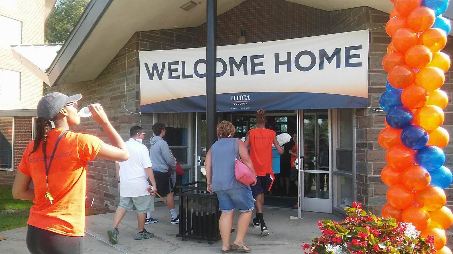 Move in Day photo of students entering south hall