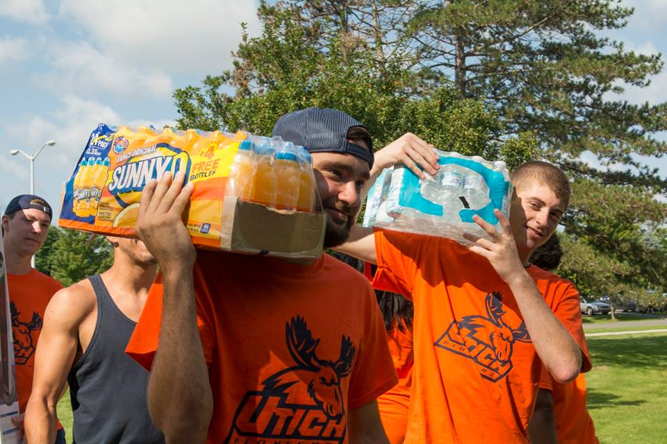 Moose Movers help students move in