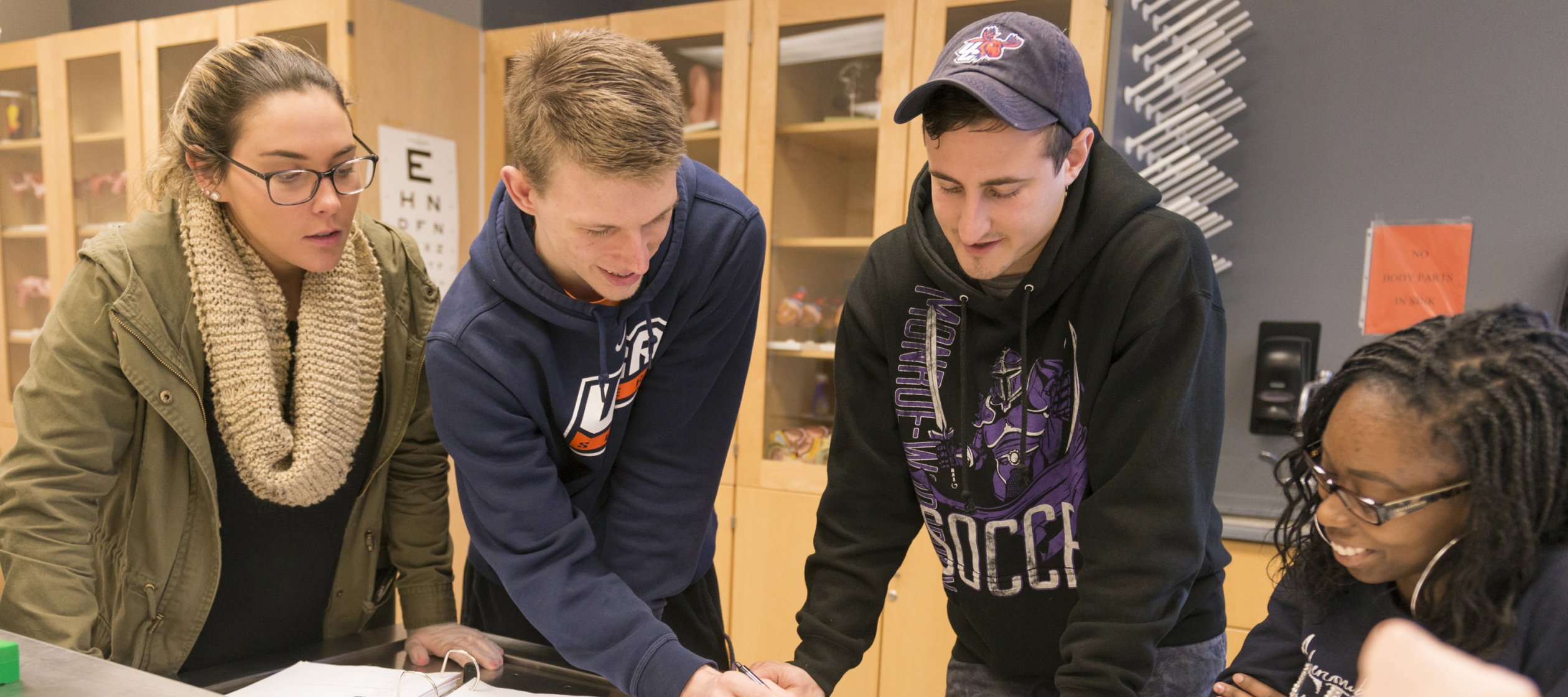 Lindarae Bauer Biology Lab Students 092