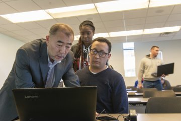 Kyung-Seok Choo teaching with students 0339