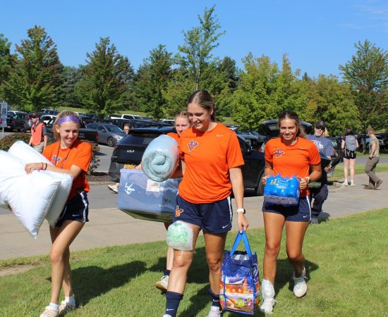 Student Athletes help new students move in Fall 2023