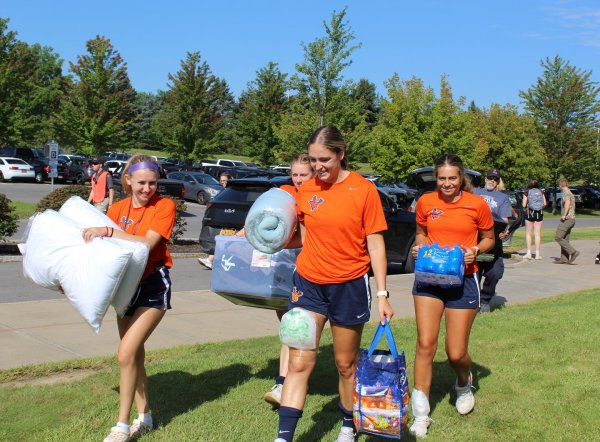 Student Athletes help new students move in Fall 2023